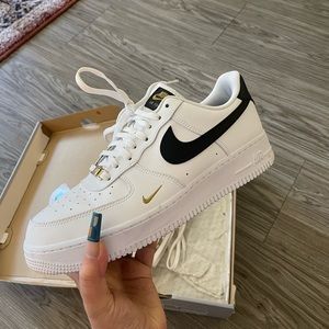 🔥GENTLY USED🔥 NIKE AIR FORCE 1 ‘07 White/Black/Gold